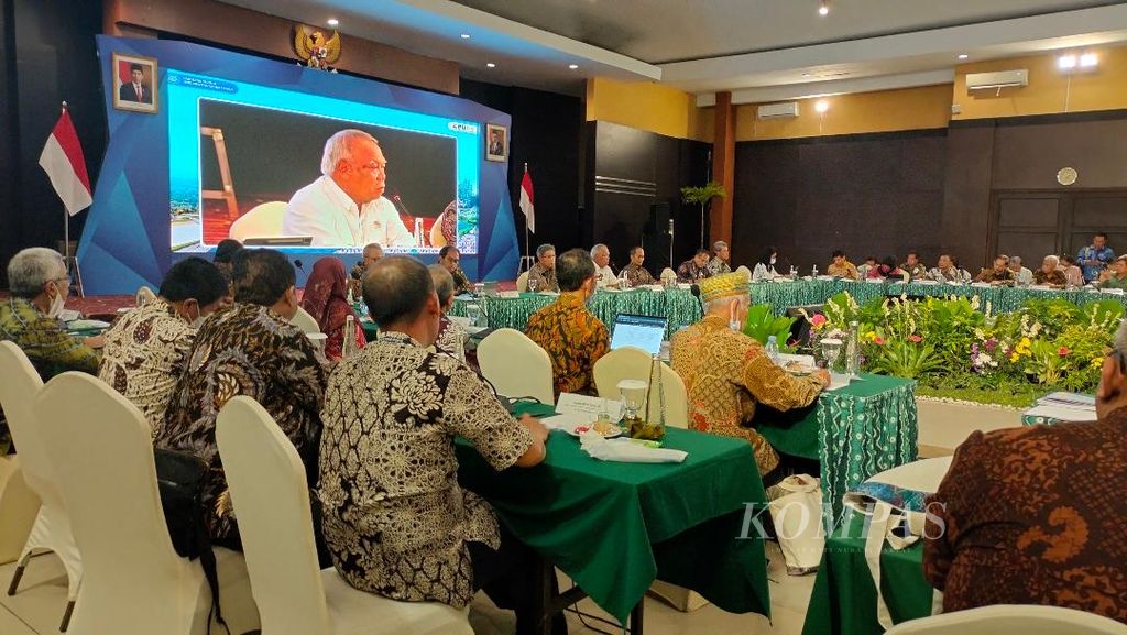 Menteri Pekerjaan Umum dan Perumahan Rakyat Basuki Hadimuljono memberikan paparan dalam acara <i>focus group discussion</i> bersama dengan puluhan universitas di University Club UGM, Yogyakarta, Jumat (27/1/2023).