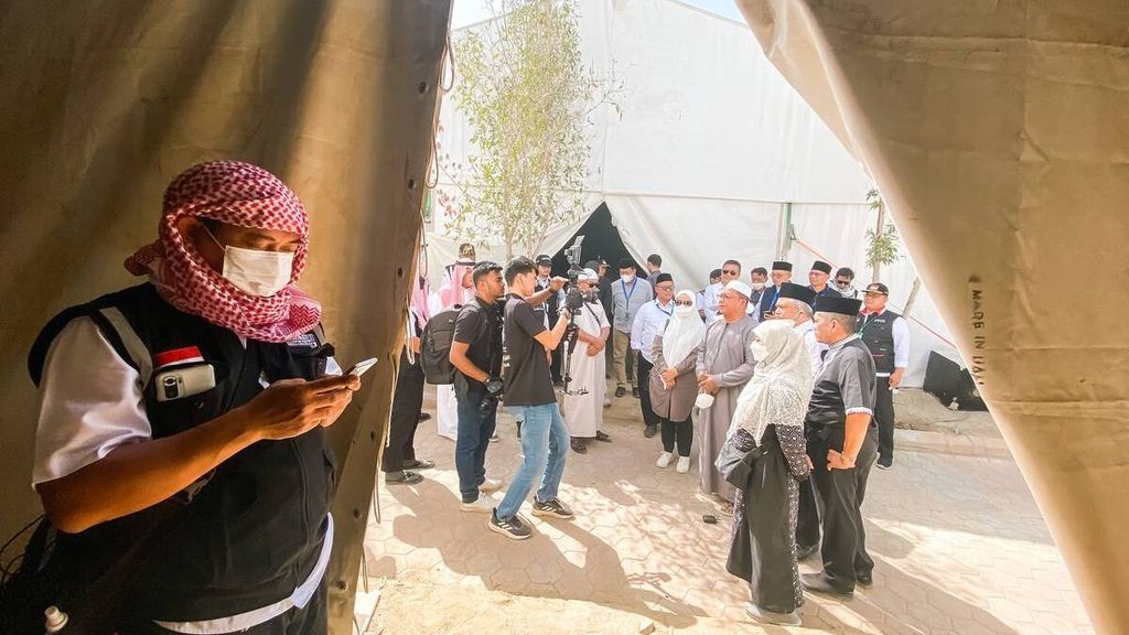 Wartawan<i> Kompas</i>, Ilham Khoiri, saat liputan di perkemahan haji di Arafah, Arab Saudi, awal Juli 2022.