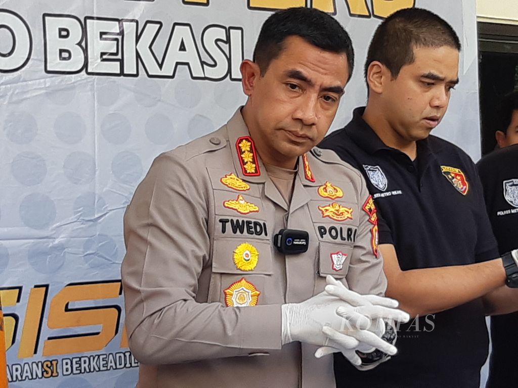  Kepala Kepolisian Resor Metro Bekasi Komisaris Besar Twedi Bennyahdi Aditya