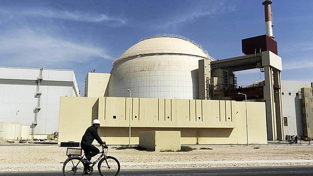 Reaktor nuklir Bushehr di luar kota Bushehr, Iran barat daya, seperti terlihat pada foto bertanggal 26 Oktober 2010. Reaktor itu salah satu fasilitas nuklir Iran yang dilucuti setelah Joint Comprehensive Action on Plan (JCPOA) atau lebih dikenal sebagai Kesepakatan Nuklir Iran disepakati pada 2015. Pada Mei 2018, JCPOA mati suri setelah Amerika Serikat keluar secara sepihak lalu menjatuhkan aneka sanksi ke Iran dan mengancam siapa pun yang berbisnis dengan Iran