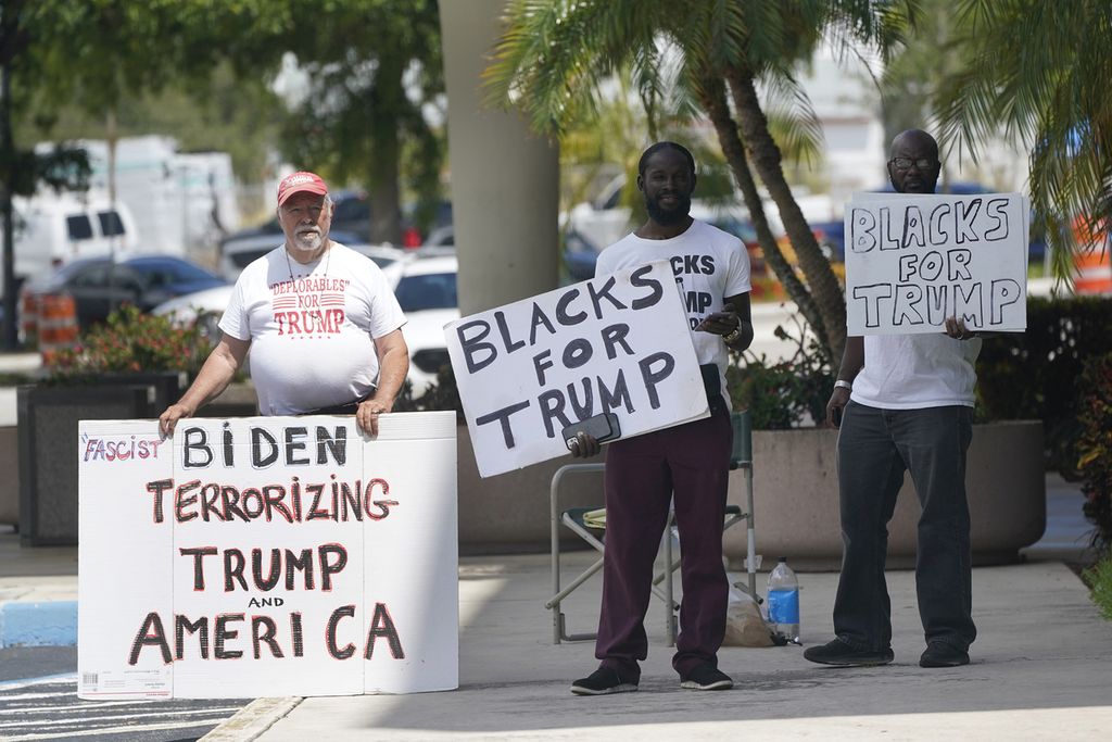 Pendukung Donald Trump berunjuk rasa di depan Pengadilan Florida, Kamis (1/9/2022). Unjuk rasa digelar kala hakim sedang membahas lanjutan gugatan terkait penggeledahan kediaman Trump di Florida pada 8 Agustus 2022.