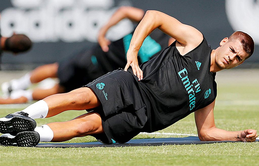  Striker Real Madrid, Alvaro Morata, saat berlatih  bersama timnya di University of California Los Angeles,  Amerika Serikat, Rabu (12/7).