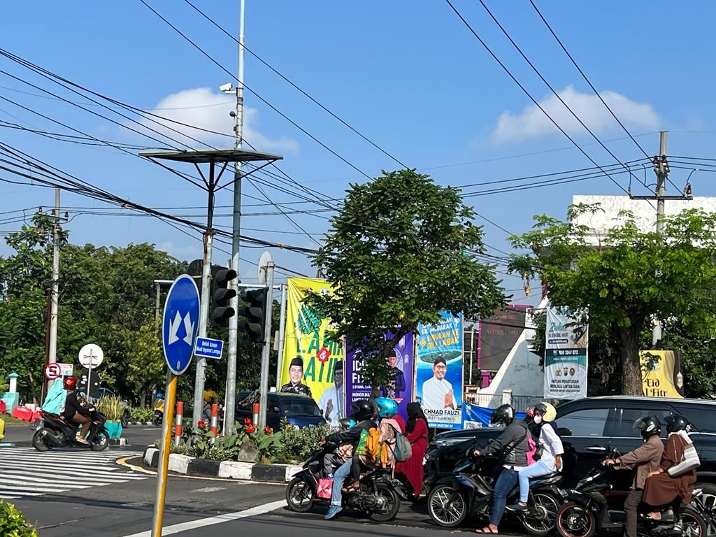 Memanfaatkan ruang publik untuk mempromosikan berbagai jasa semakin marak di Kota Surabaya, seperti di perempatan Rungkut Madya, Sabu (22/4/2023), termasuk Pemerintah Kabupaten Sumenep, Madura, yang memasang baliho memasarkan tempat rekreasi di daerah itu, seperti Gili Labak.