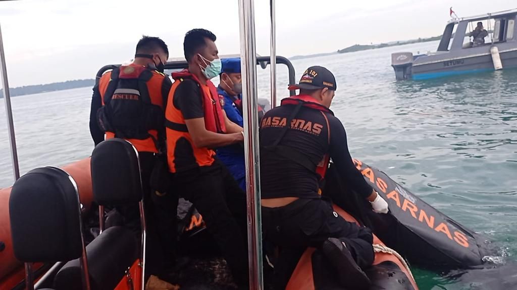 Tim SAR gabungan mengevakuasi satu korban meninggal kecelakaan perahu pekerja migran di Batam, Kepulauan Riau, yang ditemukan pada Kamis (17/11/2022).
