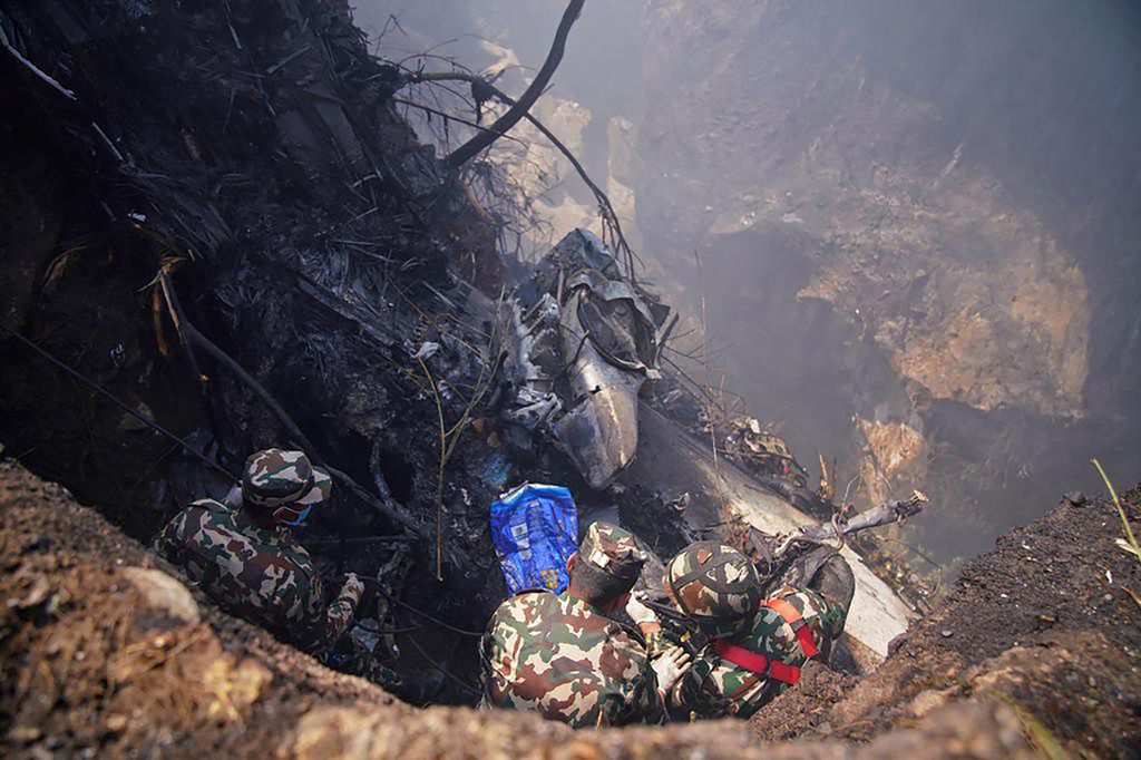 Tim penyelamat sedang mencari para korban di lokasi kecelakaan pesawat di Pokhara, Minggu (15/1/2023). 