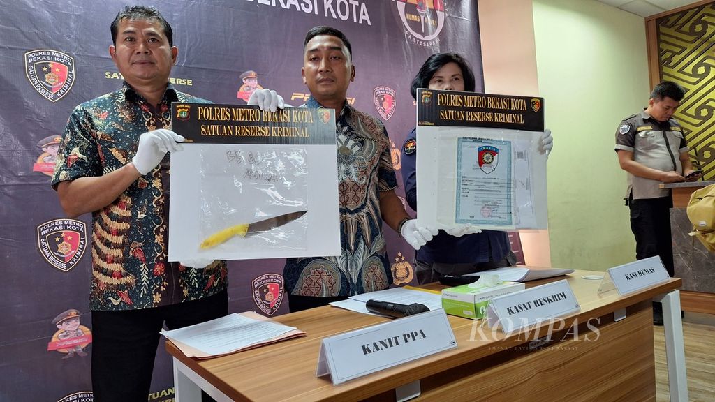 Rilis kasus ibu membunuh anak kandungnya di Kepolisian Resor Metro Bekasi Kota, Jawa Barat, Jumat (8/3/2024).