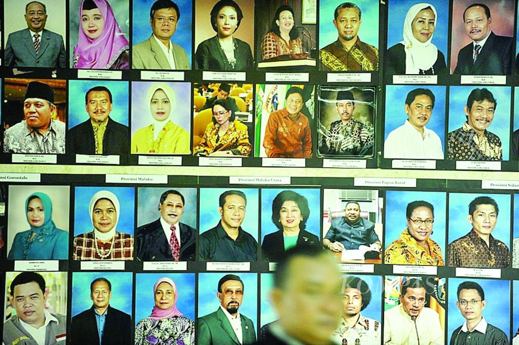 Foto-foto anggota Dewan Perwakilan Daerah (DPD) terpasang di Gedung DPD, Senayan, 