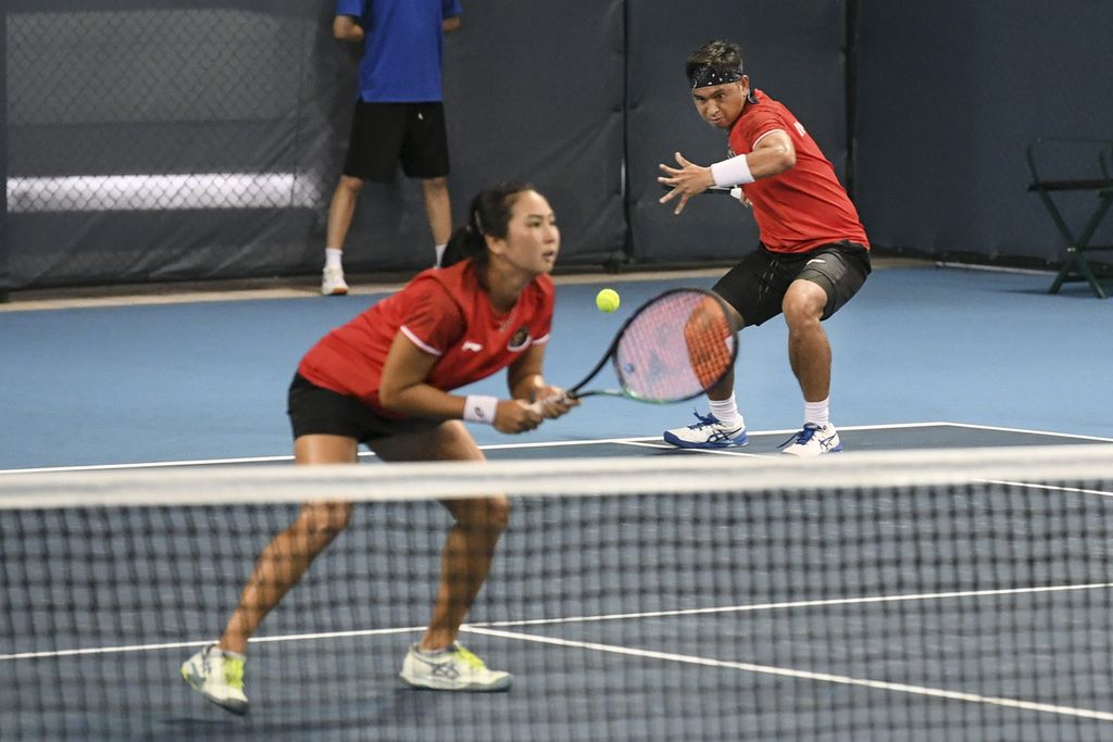 Petenis Indonesia, Christopher Rungkat (kanan) dan Aldila Sutjiadi, mengembalikan bola ke petenis Thailand, Peangtarn Plipuech dan Pruchya Isaro, pada babak 16 besar tenis ganda campuran Asian Games 2022 di Hangzhou Olympic Sports Centre Tennis Centre, Hangzhou, China, Rabu (27/9/2023). 