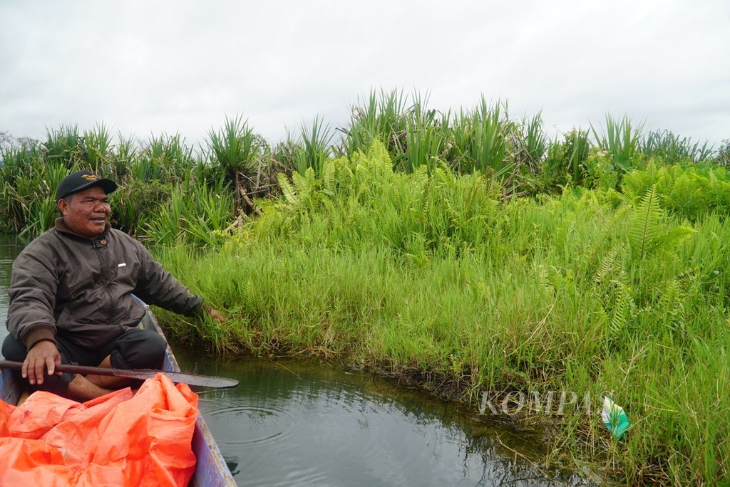 Warga bersampan di sekitar pulau terapung seluas lebih dari 1 hektar yang hanyut di Danau Kerinci di perairan Desa Seleman, Kecamatan Danau Kerinci, Kabupaten Kerinci, Jambi, Jumat (19/1/2024). 
