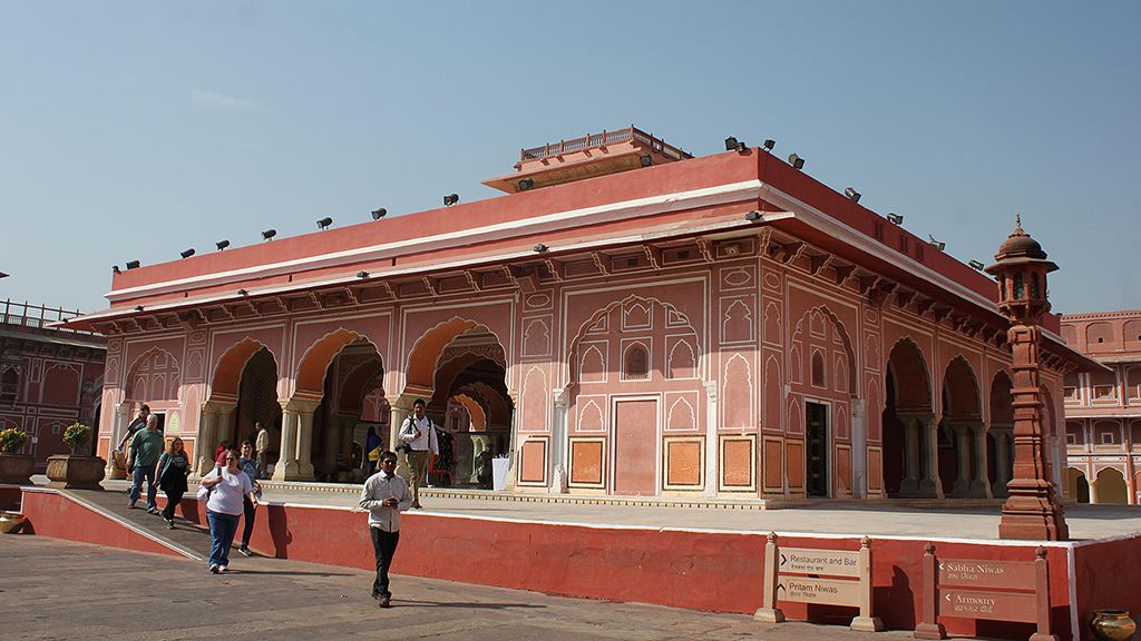 Jaipur sebagai Ibu Kota Rajashtan, India, membangun identitas kotanya sebagai Pink City atau Kota Merah Jambu. Prasarana publik seperti angkutan umum, rumah toko milik warga, dan bangunan-bangunan bersejarah banya ditemui bercat warna merah jambu itu.