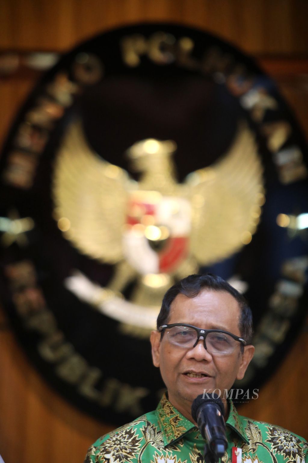 Menkopolhukam Mahfud MD memberikan keterangan kepada media terkait penanganan tindak pidana perdagangan orang (TPPO) di Kantor Kemenko Polhukam, Jakarta, Selasa (4/7/2023). 