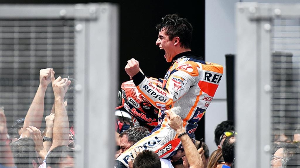Marc Marquez diangkat oleh kru Repsol Honda setelah memenangi balapan MotoGP seri Malaysia di Sirkuit Sepang, Minggu (4/11/2018).