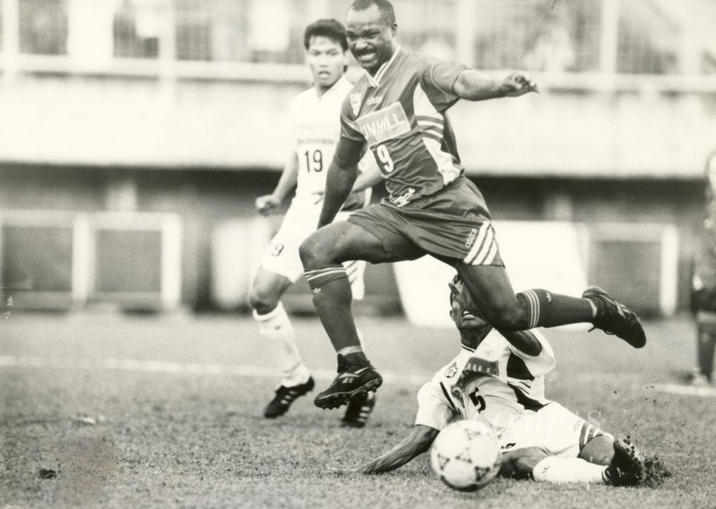 Penyerang Pelita Jaya Jakarta, Roger Milla Lolos dari hadangan pemain belakang Persita Tangerang, Hasan Pramono dan Yudho Hadiyanto dalam pertandingan Kompetisi Sepak Bola Liga Dunhill (28/6/1995) di Stadion Lebak Bulus, Jakarta.