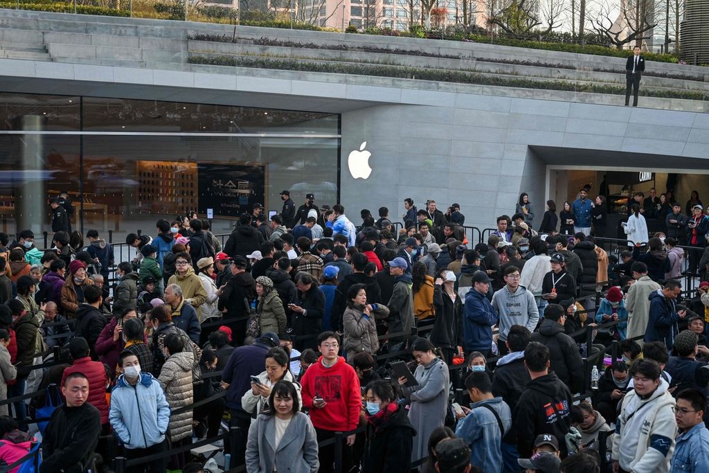 Warga Shanghai, China, menanti pembukaan toko Apple baru pada 21 Maret 2024.