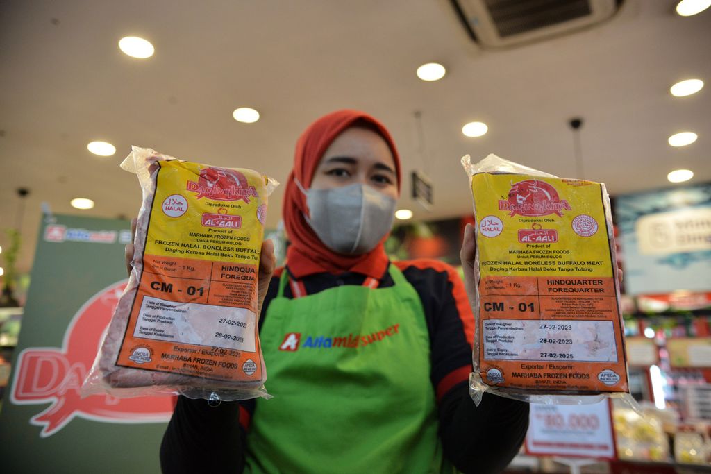 Pekerja memperlihatkan daging beku yang dijual di salah satu retail modern di kawasan Jalan Bangka Raya, Kecamatan Mampang Prapatan, Jakarta Selatan, Jumat (14/4/2023). 