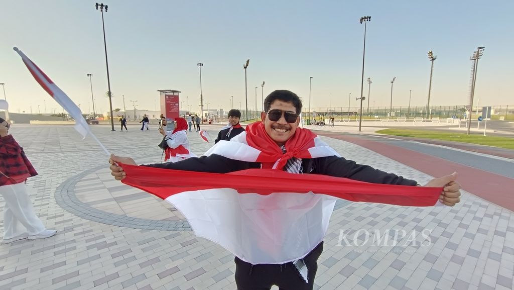 Suporter diaspora Indonesia berada di kawasan Stadion Ahmed bin Ali, Al-Rayyan, Qatar, untuk mendukung timnas sepak bola Indonesia melawan Irak pada penyisihan Grup D Piala Asia 2023, Senin (15/1/2024). 