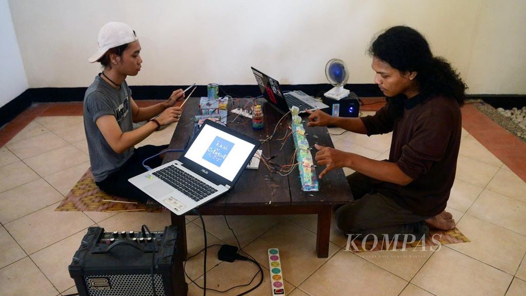 Kelompok Raw Creative memainkan instalasi seni musik Tradysinth buatan mereka yang menggunakan sensor gerakan serta sensor getar piezo di Tembi Rumah Budaya, Kecamatan Sewon, Bantul, DI Yogyakarta, Kamis (3/5/2018).