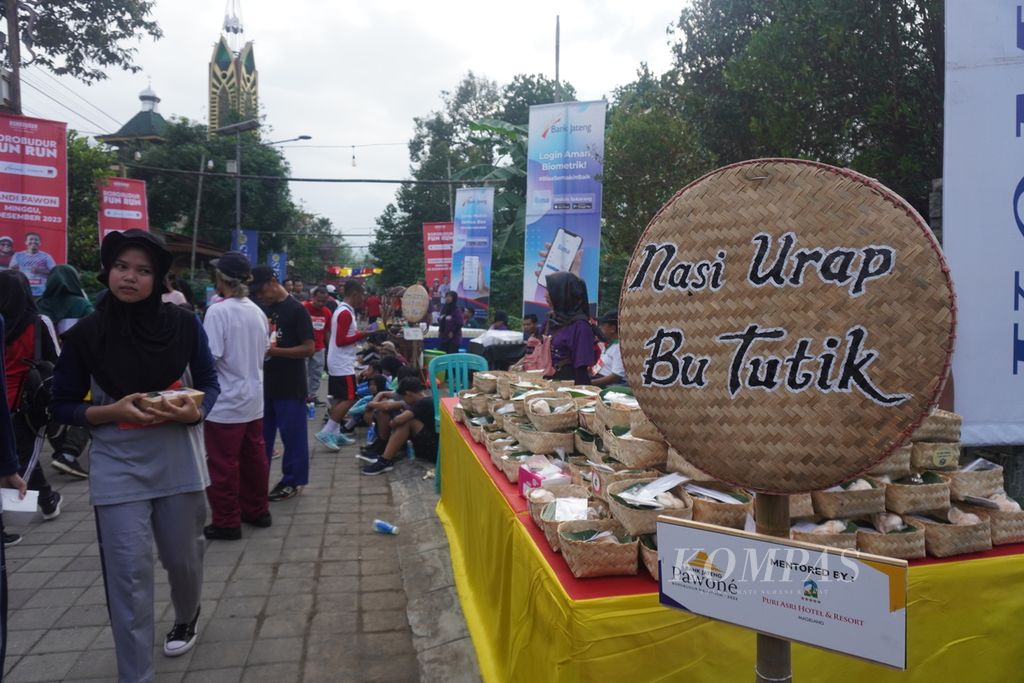 Peserta Borobudur Fun Rutan menikmati sajian kuliner Pawone seusai mencapai garis finis di kompleks Candi Pawon, Kecamatan Borobudur, Kabupaten Magelang, Jawa Tengah, Sabtu (3/12/2023). 