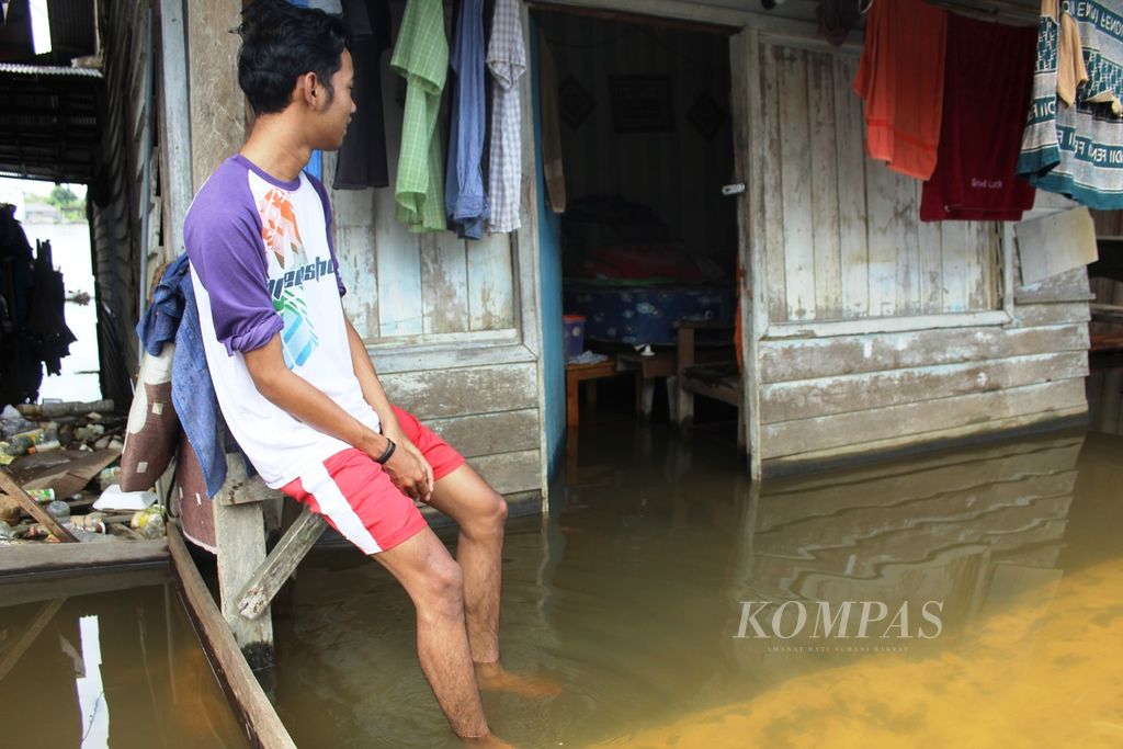Warga di Kasongan Lama menunggu air banjir surut pada Rabu (14/9/2022). Setidaknya enam kecamatan di Kabupaten Katingan, Kalimantan Tengah, terendam banjir. Pemerintah pun tetapkan status siaga darurat banjir.