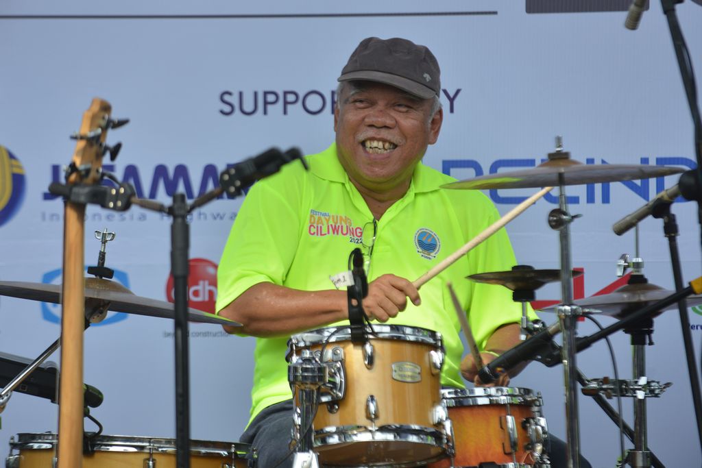 Menteri Pekerjaan Umum dan Perumahan Rakyat Republik Indonesia Basuki Hadimuljono bermain drum di acara Festival Dayung Ciliwung 2022 di Stasiun BNI City, Jakarta Pusat, Minggu (4/12/2022).