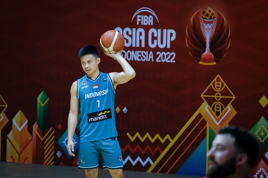 <i>Guard </i>andalan timnas bola basket Indonesia, Andakara Prastawa, berlatih di Hall Basket Senayan, Senin (11/7/2022). Mereka akan menjalani laga perdana Piala Asia 2022, yaitu melawan Arab Saudi, Selasa (12/7/) sore ini. 