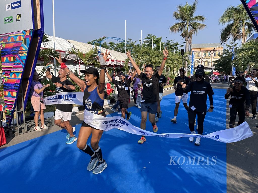 Pelari Endang Suryani Sipayung meluapkan kegembiraan saat mencapai garis finis lari amal ultramaraton Jelajah Timur 2023 kategori <i>full course </i>108k di Kantor Gubernur NTT di Kota Kupang, Sabtu (28/10/2023). 