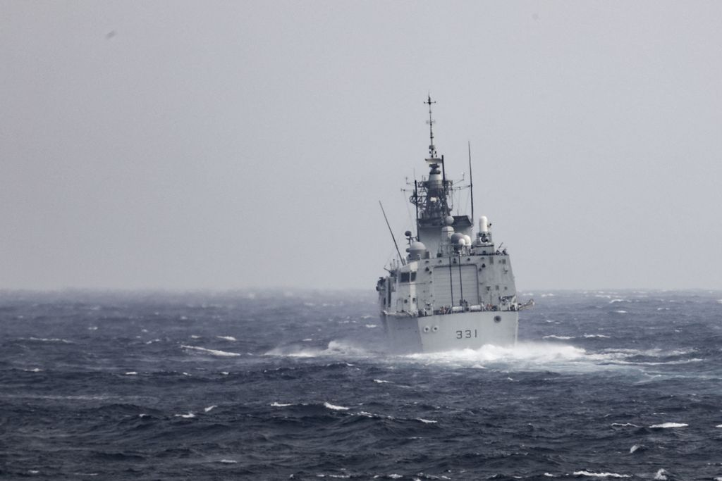 Dalam foto yang diambil Angkatan Laut Amerika Serikat ini, fregat milik Kanada, HMCS Vancouver, berada di Selat Taiwan, 20 September 2022. Kanada dan AS menggelar operasi bersama di Selat Taiwan.  