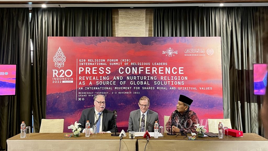 Suasana konferensi pers saat G20 Religion Forum atau R20 yang digelar di Nusa Dua, Bali, Kamis (3/11/2022). Ketua Lembaga Kajian dan Pengembangan Sumber Daya Manusia (Lakpesdam) Pengurus Besar Nahdlatul Ulama (PBNU) KH Ulil Abshar Abdallah (kanan) mengajak para pemimpin agama menafsirkan ulang teks-teks keagamaan sesuai konteks yang relevan dengan perkembangan zaman.