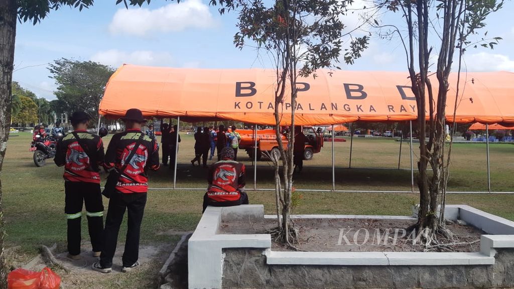 Petugas bersiap mengikuti apel di halaman kantor Wali Kota Palangka Raya, Selasa (30/7/2024). Para petugas menyiapkan alat untuk mencegah dan menangani kebakaran hutan dan lahan.