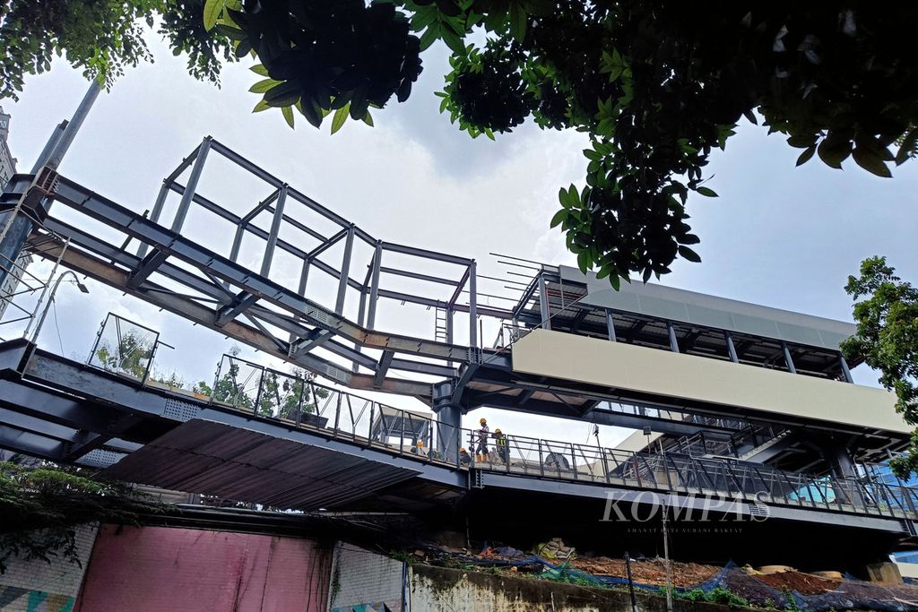 Jembatan penghubung Halte Transjakarta Cikoko Cawang di Jalan MT Haryono, Jakarta, dengan Stasiun KRL Commuterlone Cawang yang sedang dikerjakan pembangunannya, Rabu (18/1/2023). Selain dengan Stasiun Cawang, nantinya halte akan terintegrasi dengan Stasiun LRT Cikoko. Integrasi antarmoda ini diharapkan akan memudahkan pengguna dalam berpindah angkutan dan menjadi daya tarik masyarakat untuk beralih dari kendaraan pribadi ke angkutan umum. 