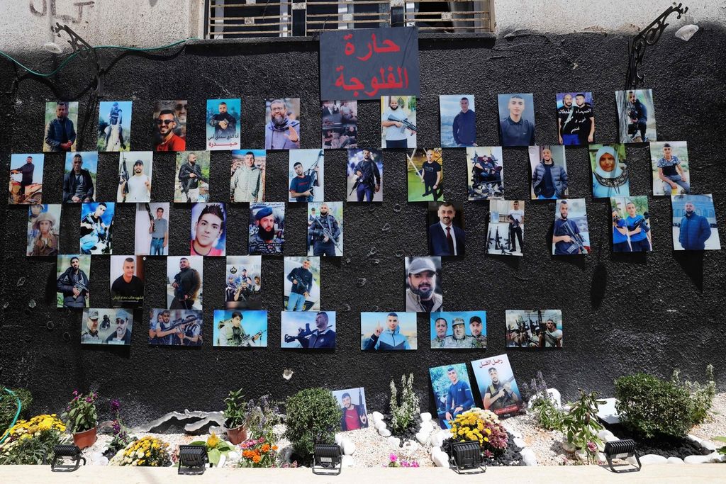 Foto-foto wajah yang tewas akibat konflik Palestina-Israel dipajang di sebuah tembok di kota Jenin, wilayah pendudukan Tepi Barat, 5 Juli 2023. 