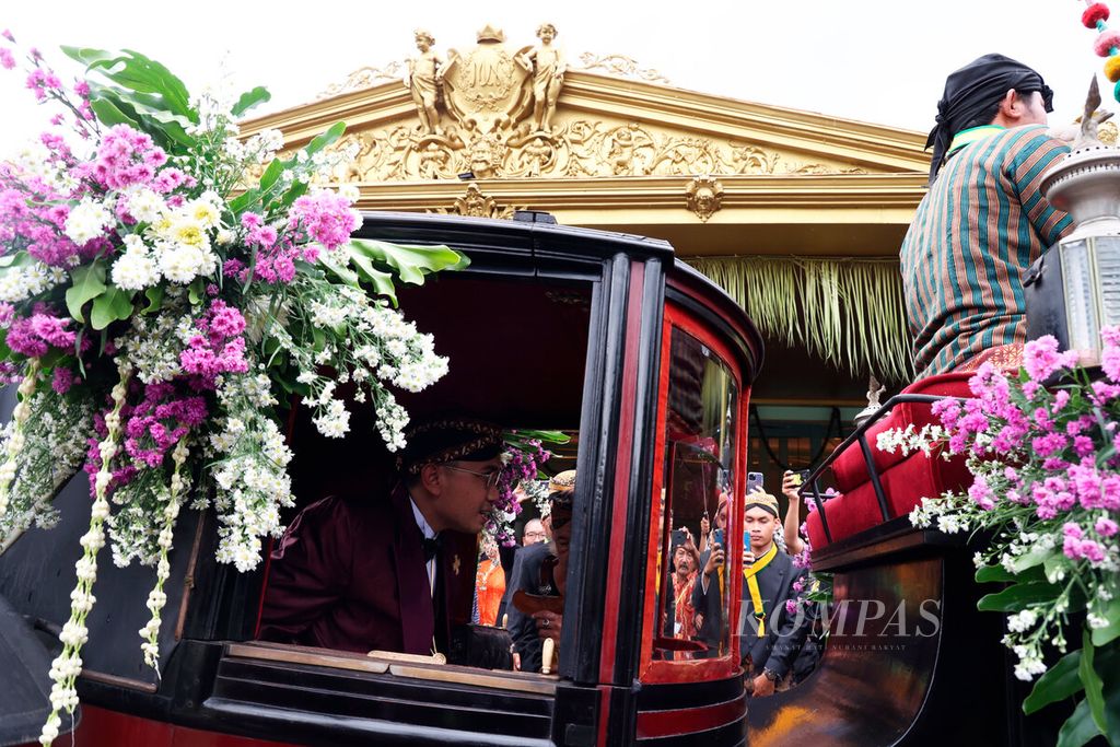 Kanjeng Gusti Pangeran Adipati Aryo (KGPAA) Mangkunegara X berada di dalam kereta saat kirab budaya sebagai rangkaian peringatan kenaikan takhta di Pura Mangkunegaran, Surakarta, Jawa Tengah, Rabu (1/3/2023). 