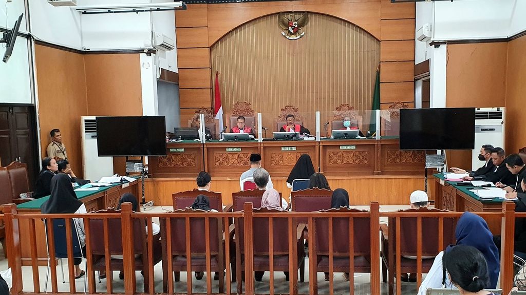 Siti Khotimah (23), pekerja rumah tangga korban penganiayaan oleh majikan, bersama ayahnya, Suparno menjadi jadi saksi di Ruang Sidang Utama Prof H Oemar Seno Adji, Pengadilan Negeri Jakarta Selatan, Senin (5/6/2023). Sidang ini juga menghadirkan kedelapan terdakwa yang duduk di belakang Siti, yakni Metty Kapantow (70) dan So Kasander (73), Jane Sander (33), Evi (35), Sutriyah (25), Saodah (49), Inda Yanti (38), Febriana Amelia (20), dan Pariyah (31). Siti disiksa oleh majikan dan teman ART lain di sebuah apartemen di Simprug, Jakarta Selatan pada September sampai Desember 2022.