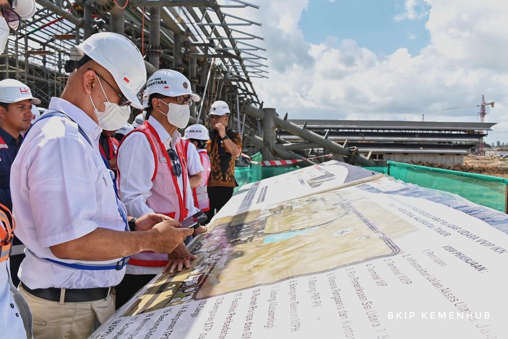 Menteri Perhubungan Budi Karya Sumadi meninjau progres pembangunan Bandara IKN, Jumat (12/7/2024).