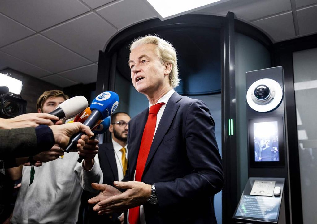 Politisi Partai Kebebasan (PVV) Belanda, Geert Wilders, di Kantor Parlemen Belanda di Denhaag, Jumat (24/11/2023). PVV meraih 34 dari 150 kursi parlemen hasil pemilu 22 November 2023. PVV butuh dukungan sekurangnya 36 anggota parlemen dari partai lain untuk bisa membentuk pemerintahan