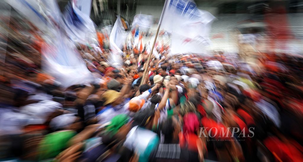 Para buruh hadir dalam Mayday Fiesta 2024 di Stadion Madya Gelora Bung Karno, Jakarta, Rabu (1/5/2024). 