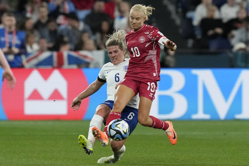 Bek Inggris, Millie Bright (kiri), berupaya mengadang pemain Denmark, Pernille Harder, pada laga penyisihan Grup D Piala Dunia Putri 2023 di Stadion Sydney, Sydney, Australia, Jumat (28/7/2023). Inggris menang 1-0.