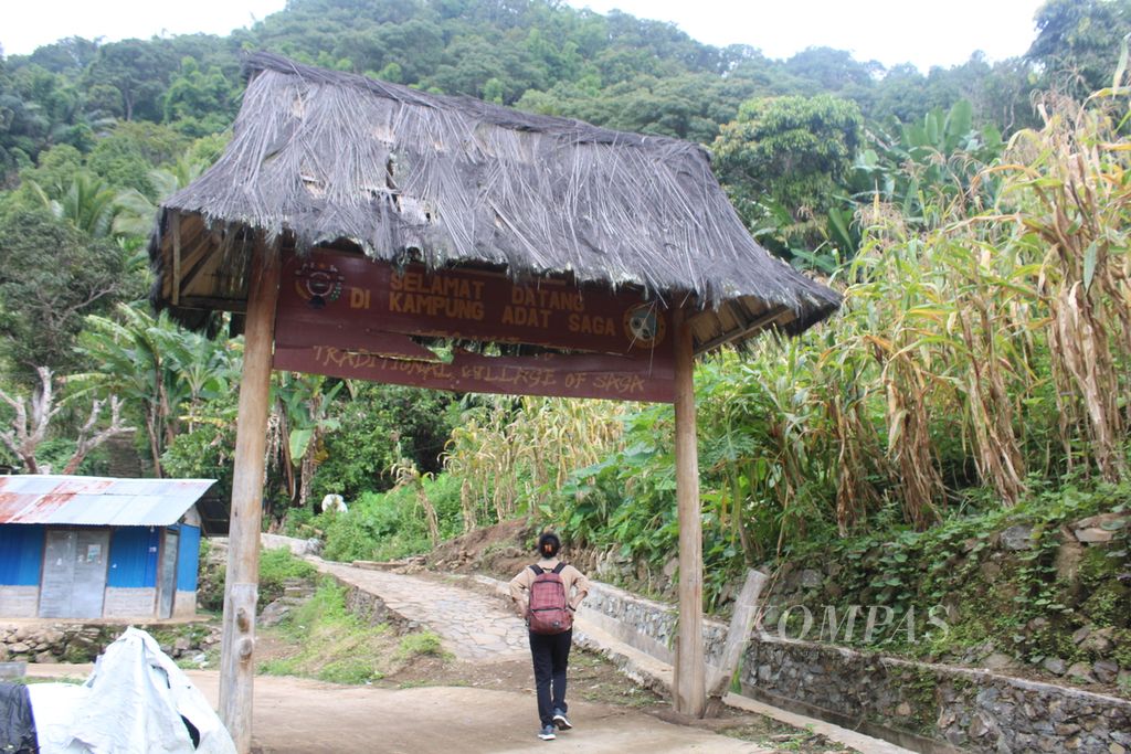 Pengunjung memasuki gerbang kampung adat Saga di Desa Saga, Kecamatan Detusoko, Kabupaten Ende, Nusa Tenggara Timur, pada Rabu (20/3/2024) petang. Desa Saga berada sekitar 29 kilometer dari Ende, ibu kota Kabupaten Ende.
