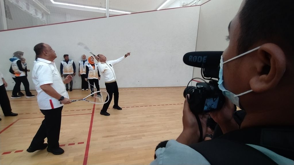 Menteri Pemuda dan Olahraga Zainudin Amali (kanan) mencoba bermain squash bersama Ketua umum KONI Marciano Norman seusai membuka Kejuaraan Nasional Squash 2022 di Lapangan Squash, Gelora Bung Karno, Senayan, Jakarta, Rabu (19/10/2022).
