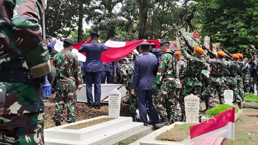 Suasana pemakaman secara militer tiga korban kecelakaan dua pesawat Super Tucano di Taman Makam Pahlawan Suropati, Kota Malang, Jawa Timur, Jumat (17/11/2023). Satu korban lainnya dimakamkan di Madiun.
