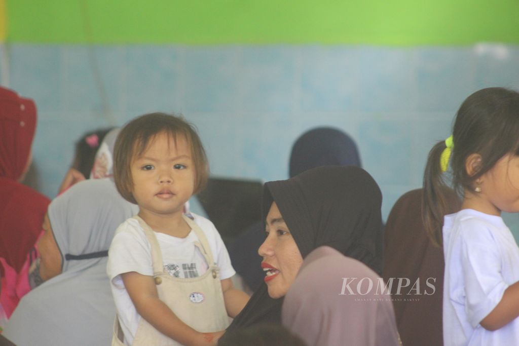 Seorang anak di Masjid Nurul Hidayat, Kecamatan Sematang Borang, Palembang, Sumsel, Sabtu (13/5/2023).