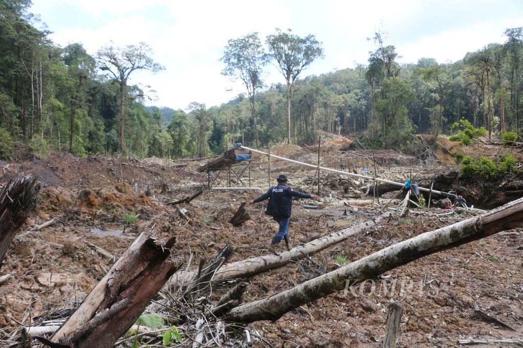 Kerusakan hutan di Geumpang, Kabupaten Pidie, Aceh, disebabkan oleh aktivitas tambang emas ilegal, Kamis (2/11/2017).