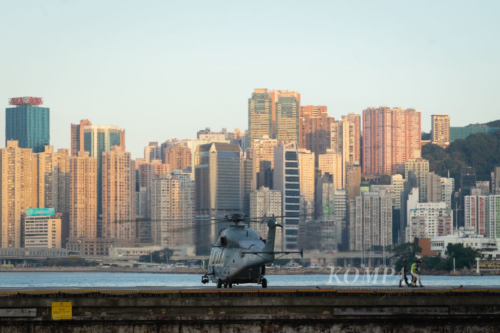 Helikopter mendarat di Wan Chai setelah membawa wisatawan terbang untuk melihat suasana Hong Kong, Rabu (22/11/2023).