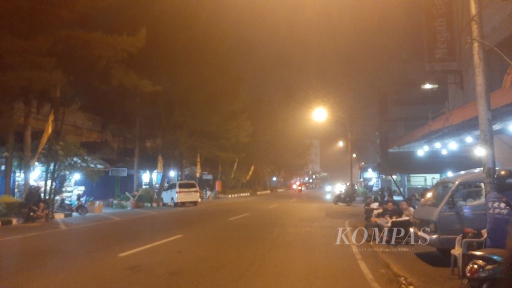 Kabut asap menyelimuti Kota Pontianak, Kalimantan Barat, Kamis (25/7/2024) malam.