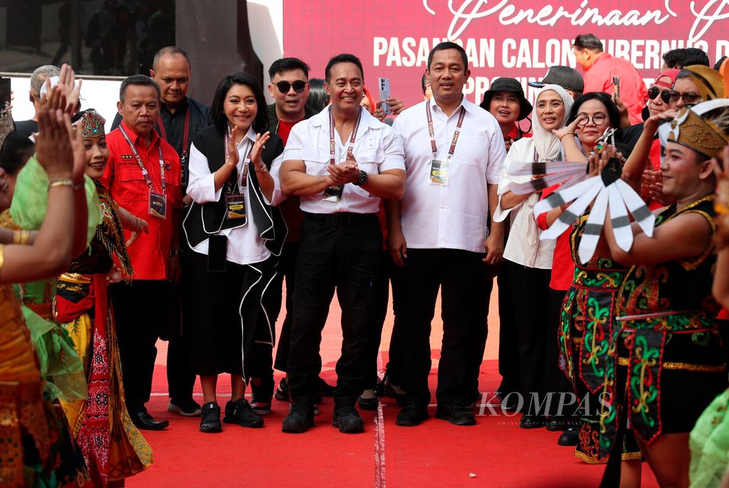 Pasangan bakal calon gubernur dan wakil gubernur Jawa Tengah, Andika Perkasa (kiri)-Hendrar Prihadi, saat tiba untuk mendaftar sebagai peserta Pilkada Jateng, di Kantor Komisi Pemilihan Umum (KPU) Jawa Tengah, Kota Semarang, Selasa (27/8/2024).