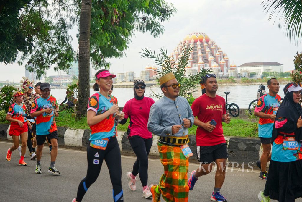 Peserta Bank Jateng Friendship Run Makassar berlari mengitari kawasan Pantai Losari dan berakhir di Benteng Rotterdam, Makassar, Sulawesi Selatan, Minggu (9/10/2022). Ajang lari sejauh 5 kilometer ini menjadi rangkaian terakhir Borobudur Marathon yang akan digelar November di Magelang, Jawa Tengah.