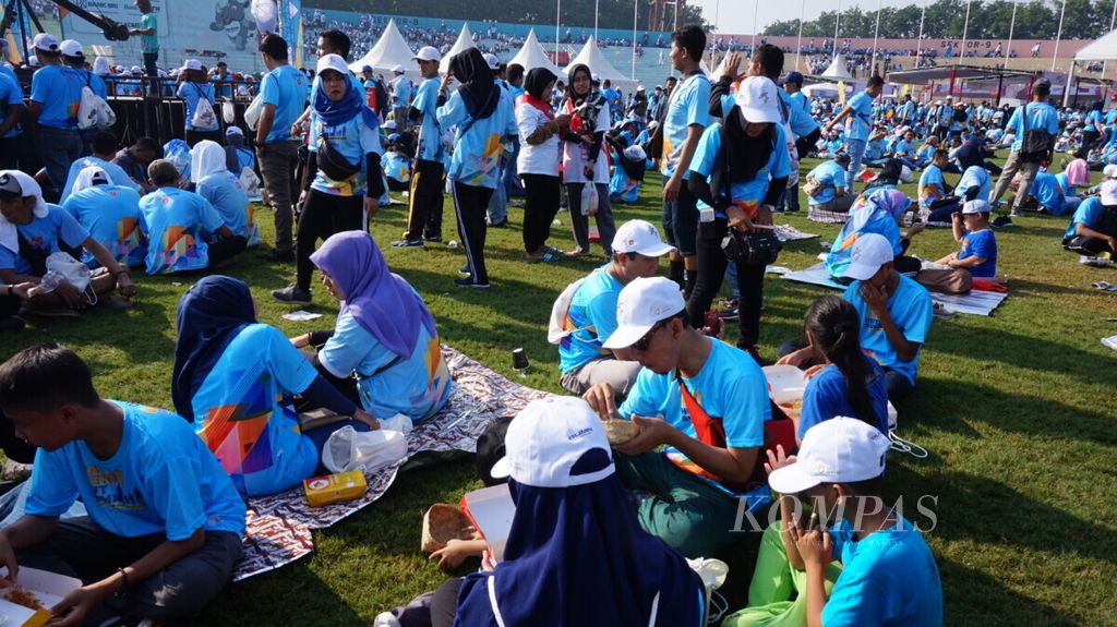 Pegawai badan usaha milik negara (BUMN) dan keluarganya saat mengikuti Rangkaian Hari Ulang Tahun ke-21 Kementerian Badan Usaha Milik Negara, Minggu (7/4/2019), di Stadion Gelora Delta, Sidoarjo, Jawa Timur.