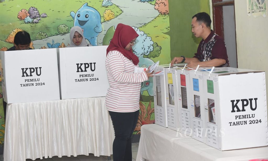 Warga memasukkan surat suara saat pemungutan suara ulang di Tempat Pemungutan Suara (TPS) 15 di Kecamatan Dukuh Pakis, Surabaya, Sabtu (24/2/2024). 
