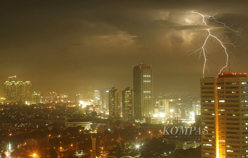 Awan gelap dan petir menyambar langit Jakarta, Jumat (10/2/2012). Berbagai infrastruktur di Jakarta membutuhkan teknologi antipetir yang mutakhir menyusul meningkatnya ancaman sebagai dampak pemanasan global. Indonesia termasuk dalam zona petir yang tingkat kerapatannya sangat besar. 