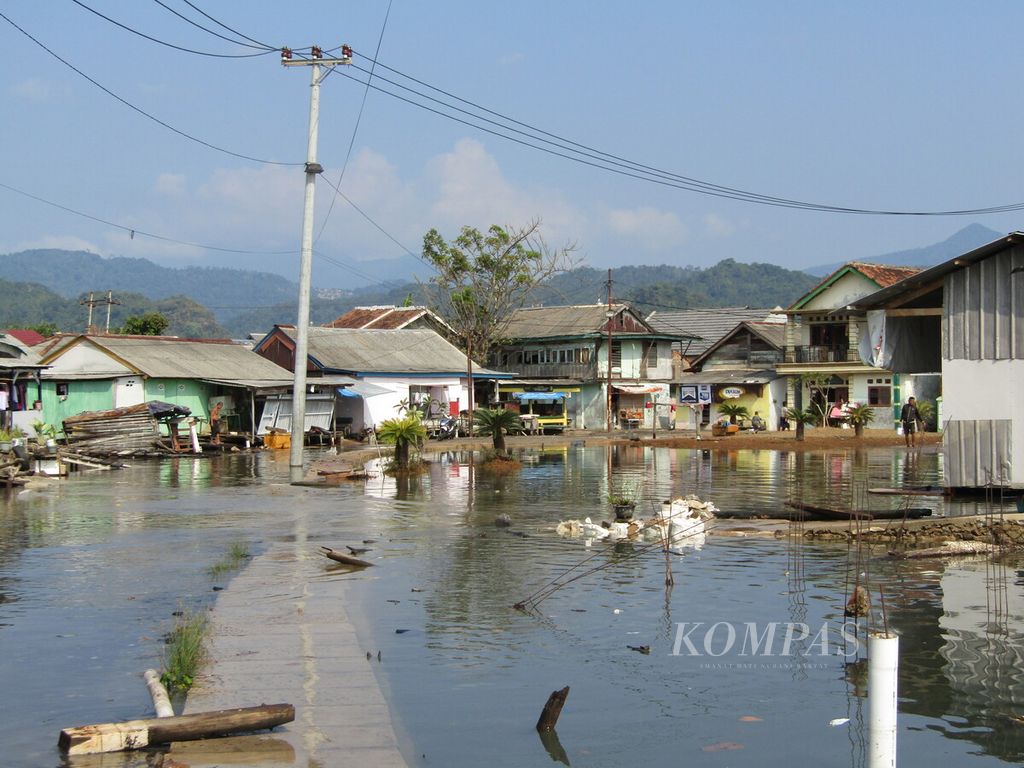 Banjir rob melanda kawasan pesisir Teluk Lampung pada Rabu (18/5/2022). Banjir tersebut terjadi akibat aktivitas pasang maksimum.
